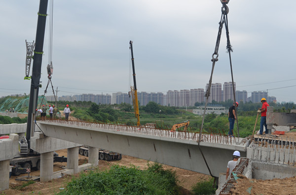 渠北路跨金水河橋梁工程開(kāi)始預制箱梁吊裝