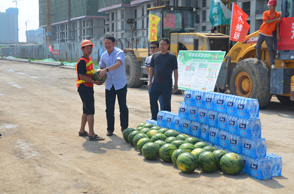 集團公司開(kāi)展夏季送清涼慰問(wèn)市政工程一線(xiàn)活動(dòng)