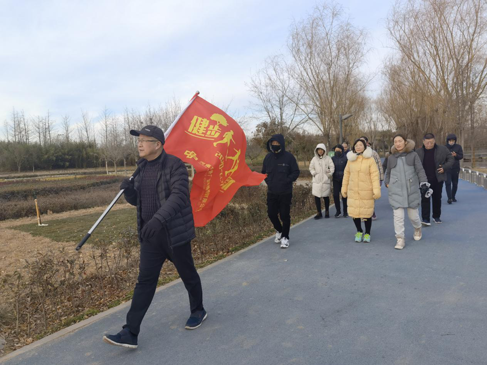 河南戶(hù)外廣告網(wǎng)絡(luò )傳媒有限公司舉辦健步迎新活動(dòng)